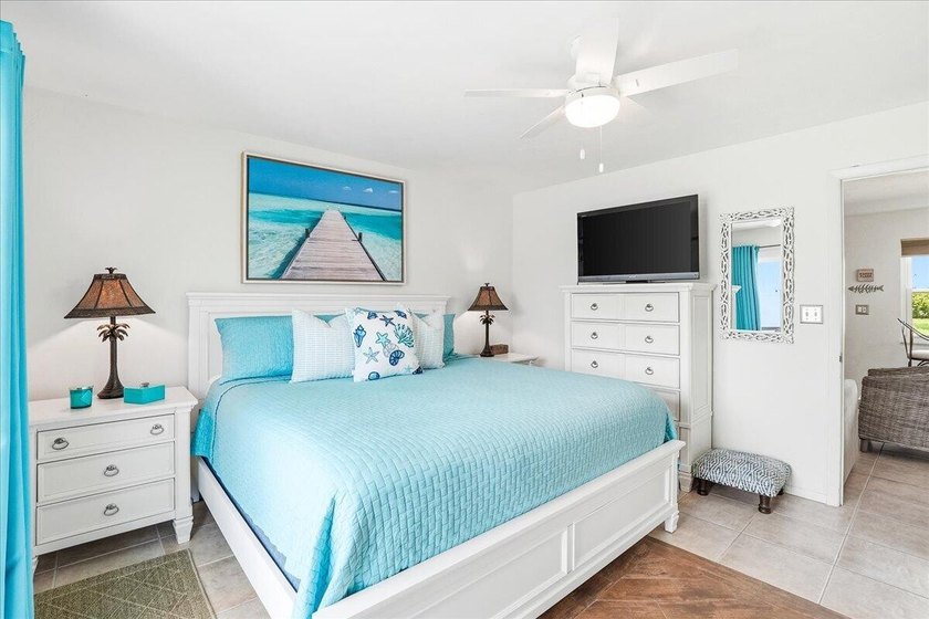 Discover the laid-back island lifestyle in this charming - photo 8