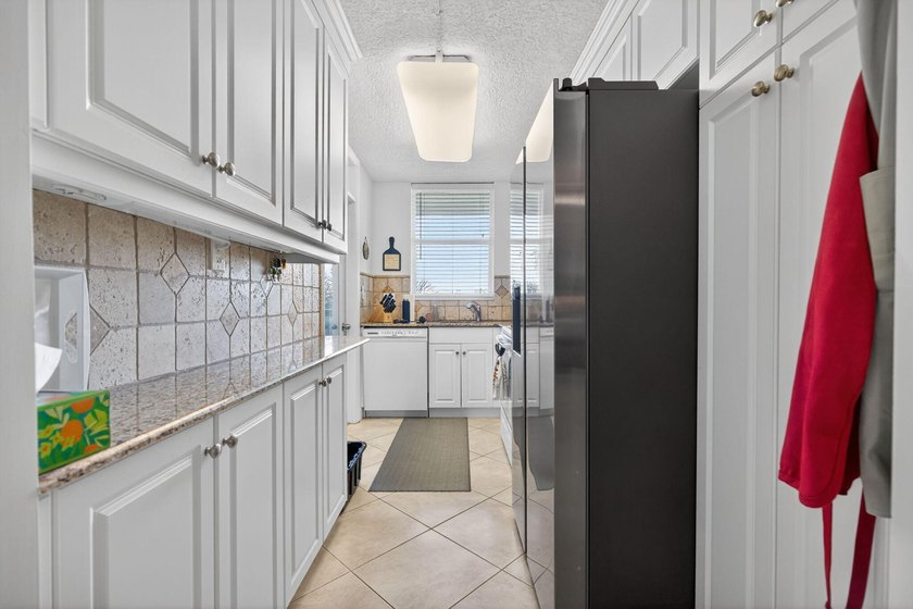 Waterfront living at its finest - spacious 1-bedroom, 1-bath - photo 23