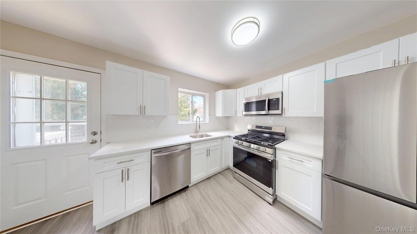 Welcome to 109 Lyceum Ct-a charming, renovated Townhouse in a - photo 5