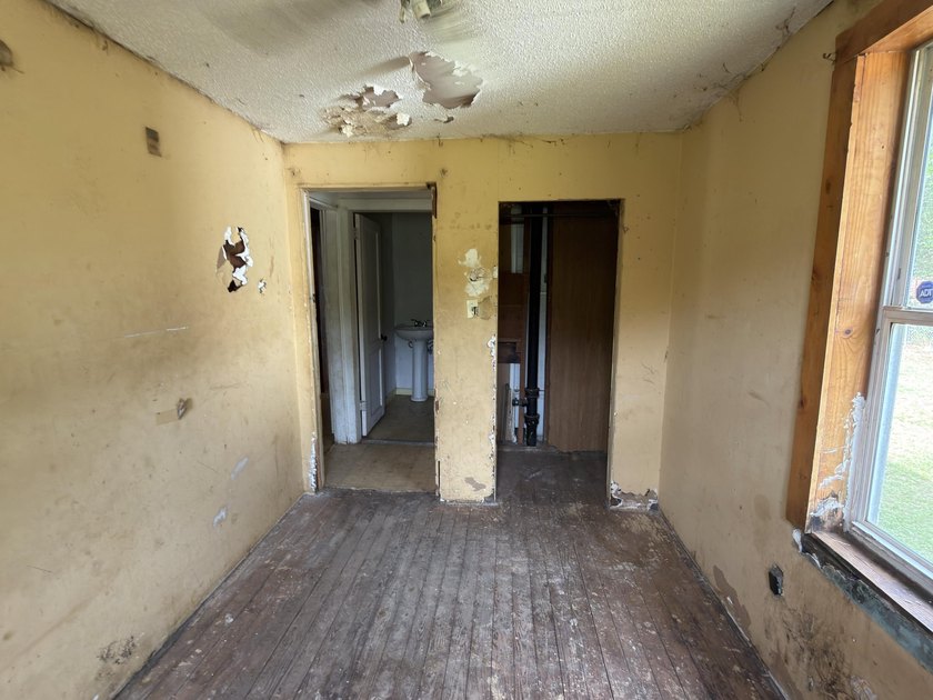 Welcome to your next REO opportunity! Built in 1970, this corner - photo 11