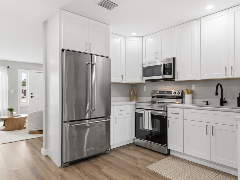 Welcome to this charming FULLY RENOVATED 2-bedroom, 1-bathroom - photo 17