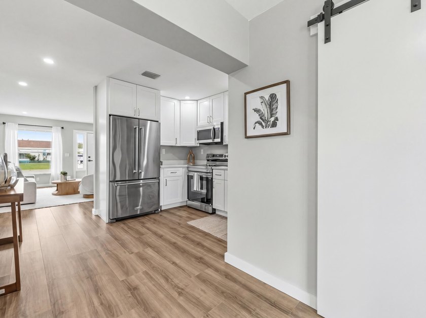 Welcome to this charming FULLY RENOVATED 2-bedroom, 1-bathroom - photo 23