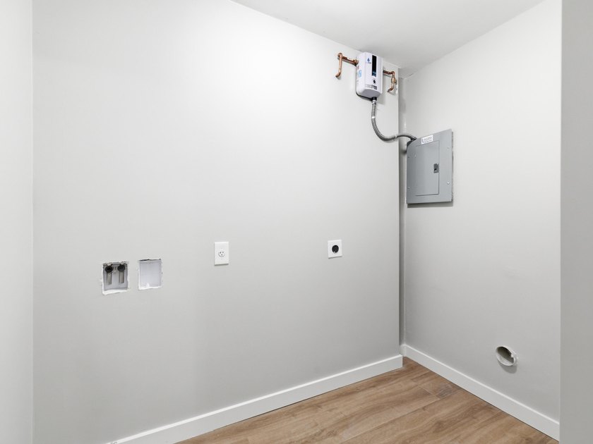 Welcome to this charming FULLY RENOVATED 2-bedroom, 1-bathroom - photo 24