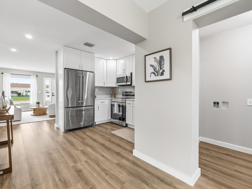 Welcome to this charming FULLY RENOVATED 2-bedroom, 1-bathroom - photo 25