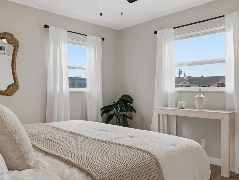 Welcome to this charming FULLY RENOVATED 2-bedroom, 1-bathroom - photo 33