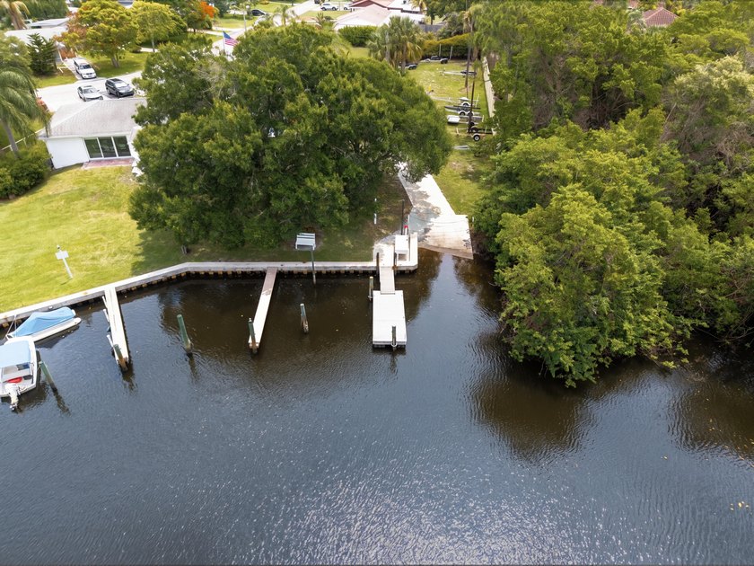 Welcome to this charming FULLY RENOVATED 2-bedroom, 1-bathroom - photo 50
