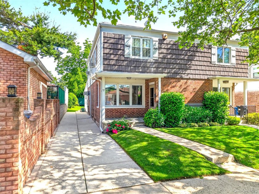 A semi-detached Colonial with a legal rear extension family room - photo 20