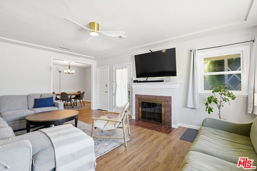 Beautifully updated coastal residence featuring 4 bedrooms, 2 - photo 2