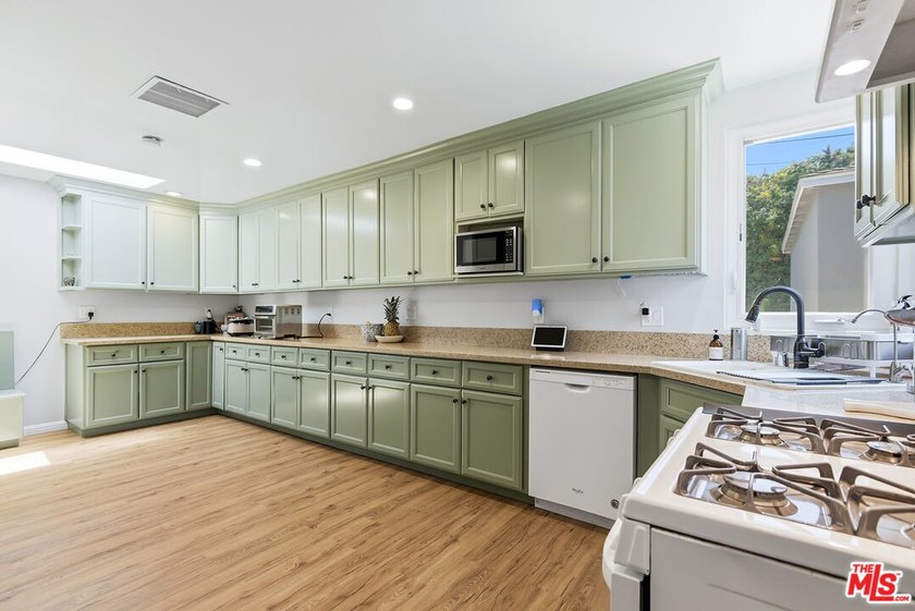 Beautifully updated coastal residence featuring 4 bedrooms, 2 - photo 8
