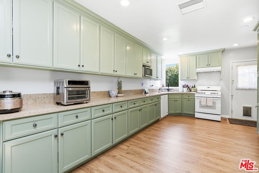 Beautifully updated coastal residence featuring 4 bedrooms, 2 - photo 10