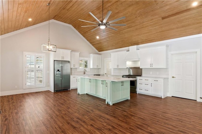 Gorgeous tongue n' groove vaulted ceiling! Tucked into the - photo 5