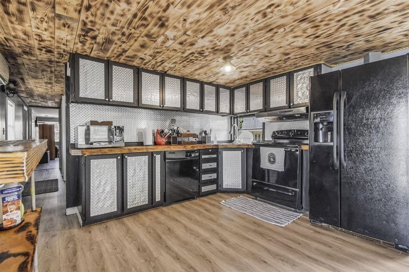 Welcome to your new lake house! This 2 bed 1 bath property - photo 10