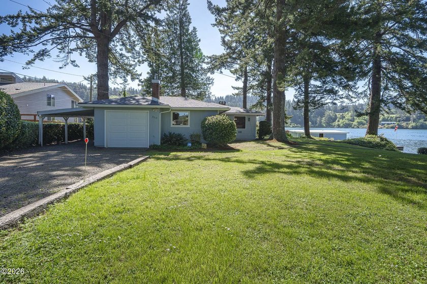 First time on the market, and worth the wait. This single-level - photo 4