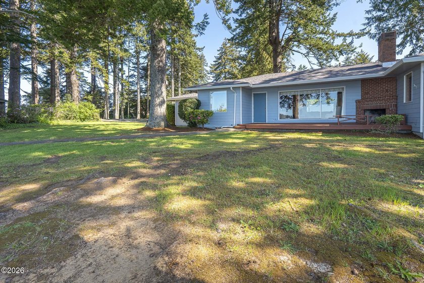First time on the market, and worth the wait. This single-level - photo 5