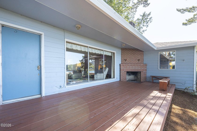 First time on the market, and worth the wait. This single-level - photo 7