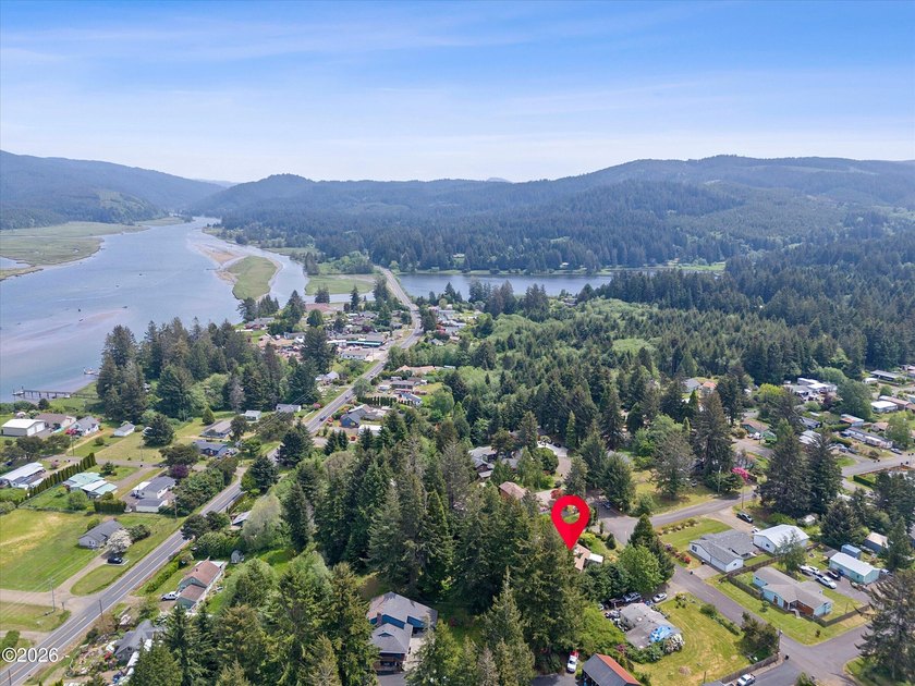CHARMING COASTAL HOME! This 2,320 square foot home is located on - photo 3