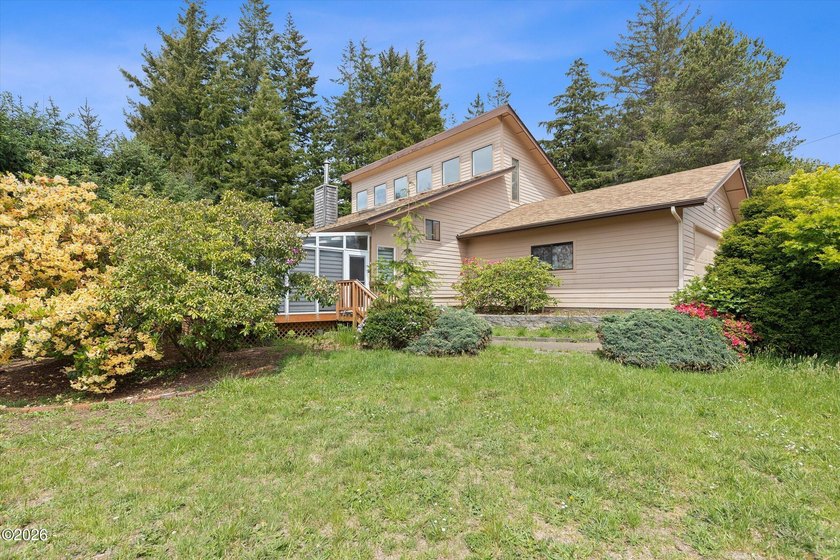 CHARMING COASTAL HOME! This 2,320 square foot home is located on - photo 4