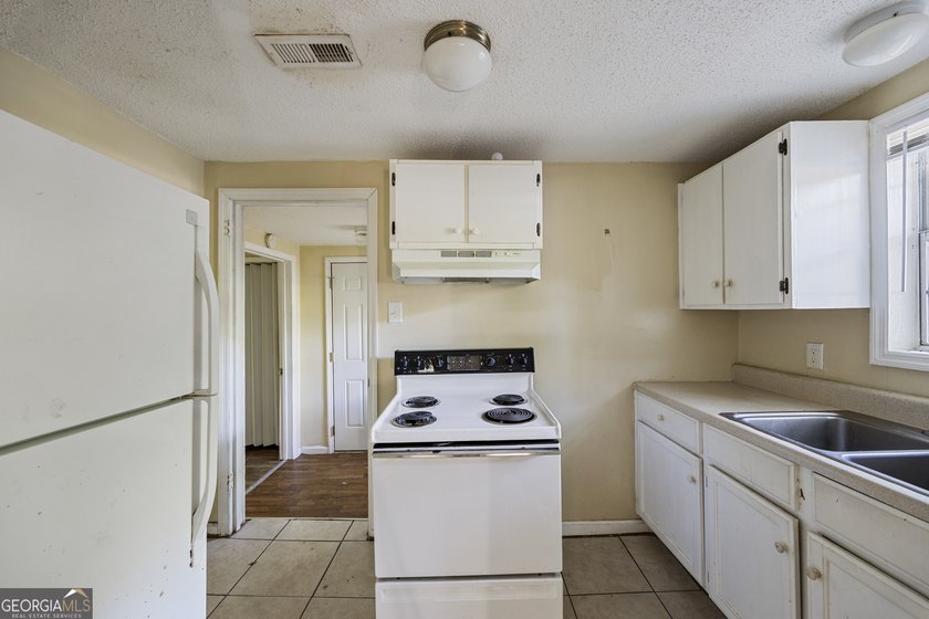 Charming opportunity in historic Darien! Ideally located in an - photo 16