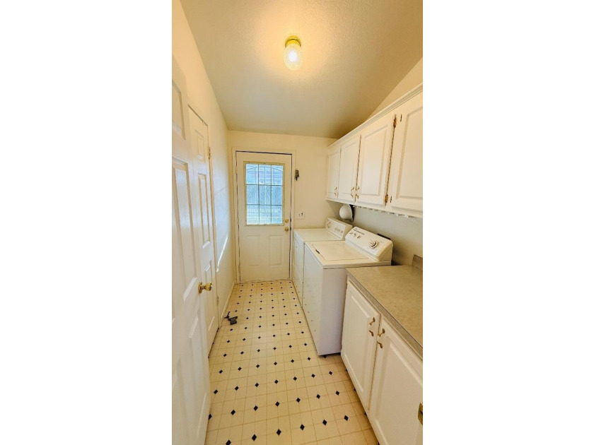 Well-maintained and spacious 1996 manufactured home located in - photo 11