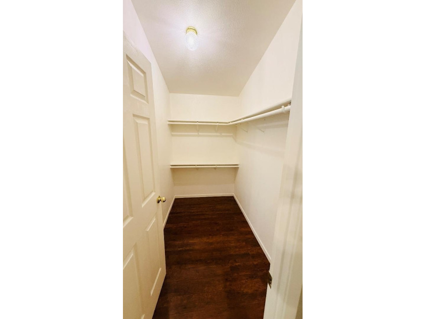 Well-maintained and spacious 1996 manufactured home located in - photo 17