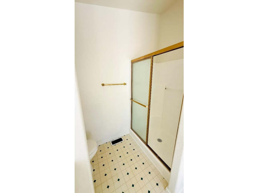 Well-maintained and spacious 1996 manufactured home located in - photo 21