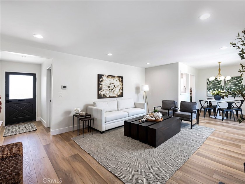 Beautifully refreshed and move-in ready, this 4-bedroom - photo 2