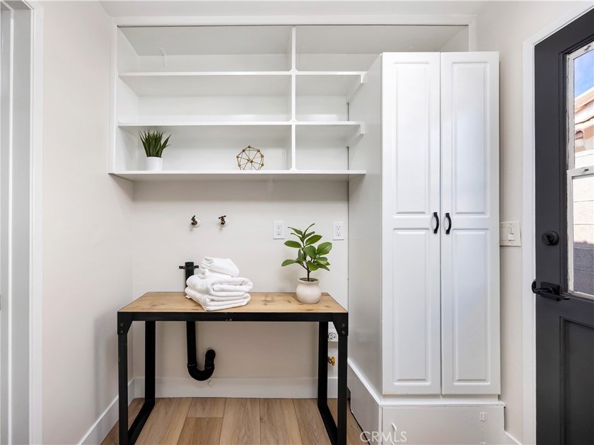 Beautifully refreshed and move-in ready, this 4-bedroom - photo 7