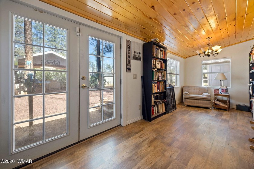 Spacious 3 bed/2 bath home, tucked away on a quiet street in the - photo 6
