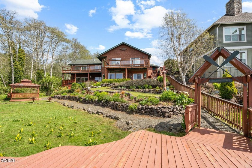 Hidden Cove Beckons - a rare 5 bedroom lakefront sanctuary where - photo 2