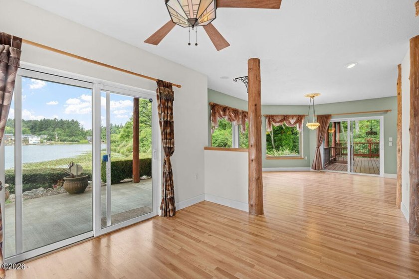 Hidden Cove Beckons - a rare 5 bedroom lakefront sanctuary where - photo 6