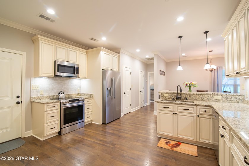 Beautiful home with country charm, this home offers the perfect - photo 10