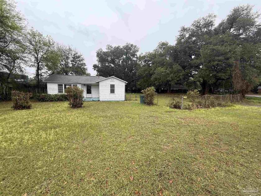 Charming 3-bedroom home with renovation potential on a fenced - photo 3
