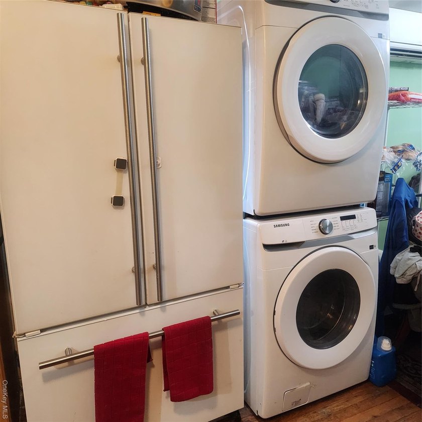 Newer construction. Only 20 years old with modern appliances and - photo 11