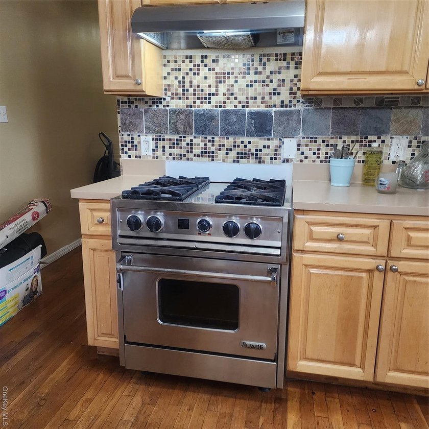 Newer construction. Only 20 years old with modern appliances and - photo 12