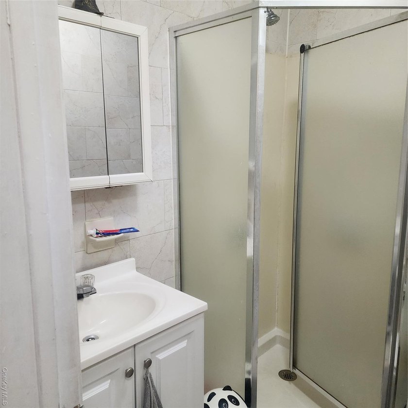 Newer construction. Only 20 years old with modern appliances and - photo 22
