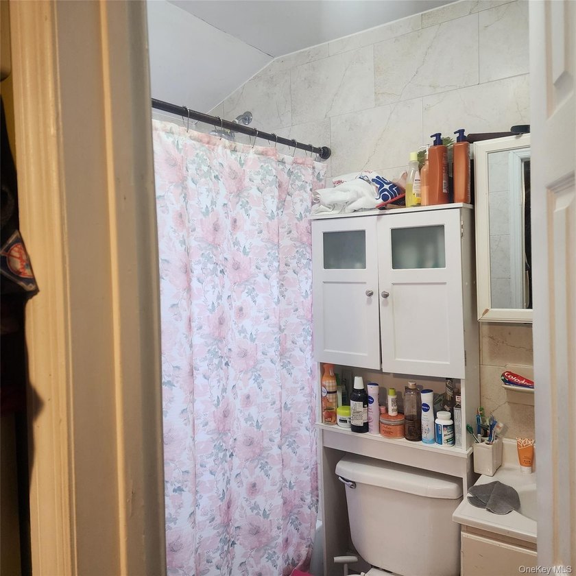 Newer construction. Only 20 years old with modern appliances and - photo 24