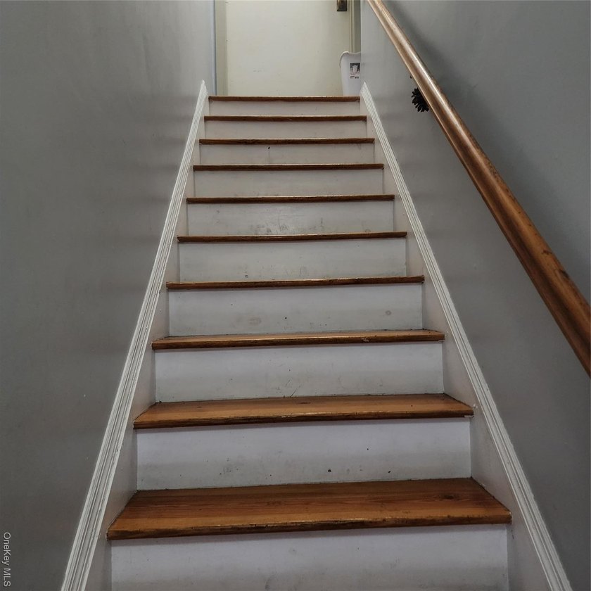 Newer construction. Only 20 years old with modern appliances and - photo 30