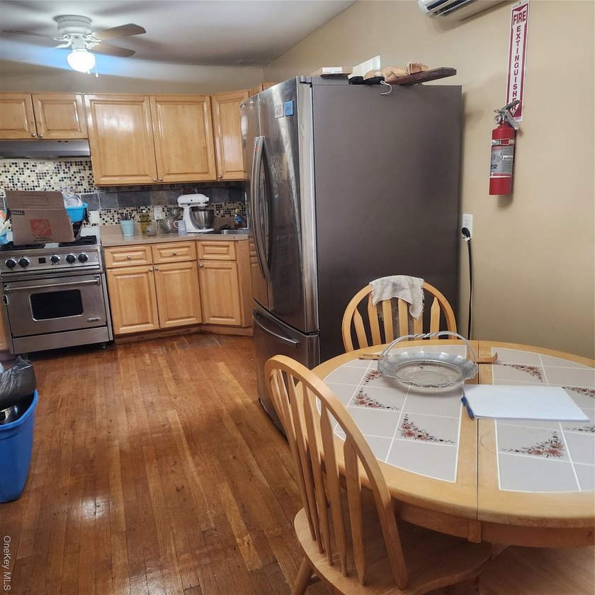 Newer construction. Only 20 years old with modern appliances and - photo 36