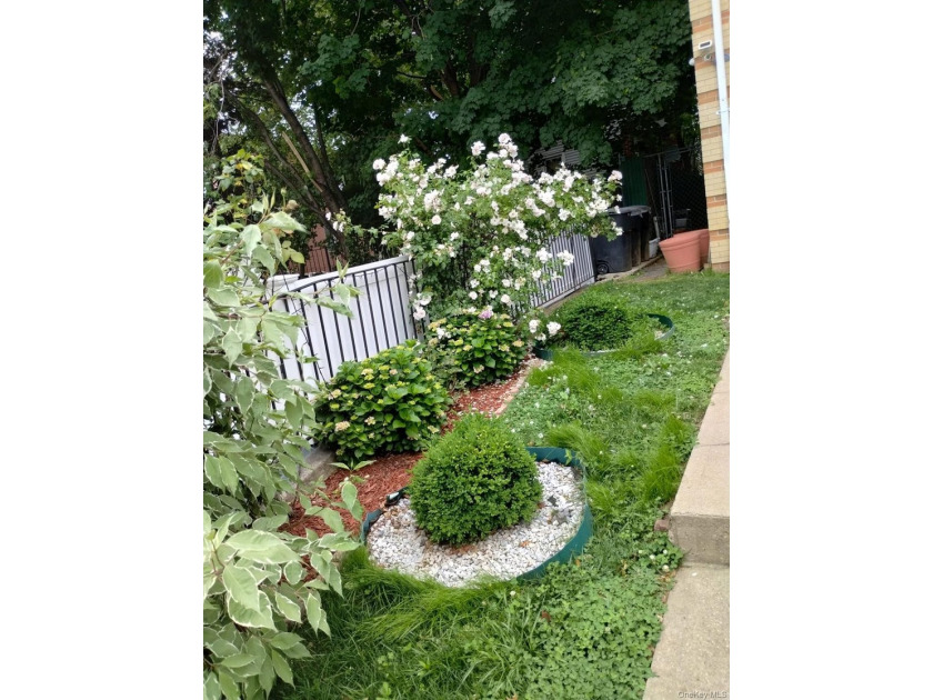 Newer construction. Only 20 years old with modern appliances and - photo 41
