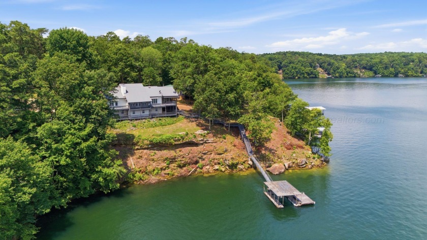 Smith Lake (Rock Creek) A fully renovated lake cottage on a nice - photo 4