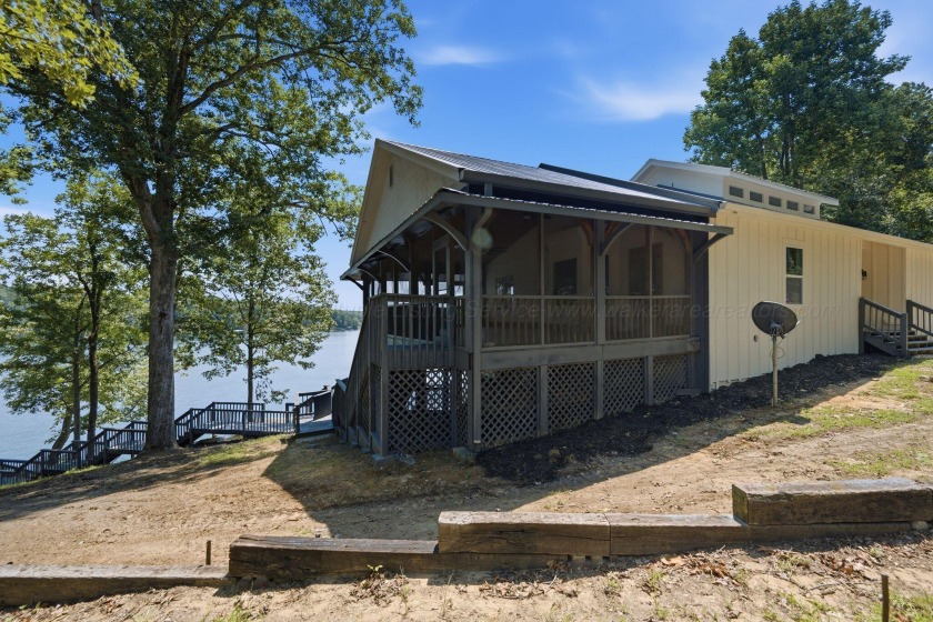 Smith Lake (Rock Creek) A fully renovated lake cottage on a nice - photo 5