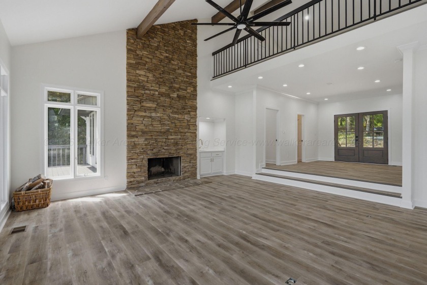 Smith Lake (Rock Creek) A fully renovated lake cottage on a nice - photo 10