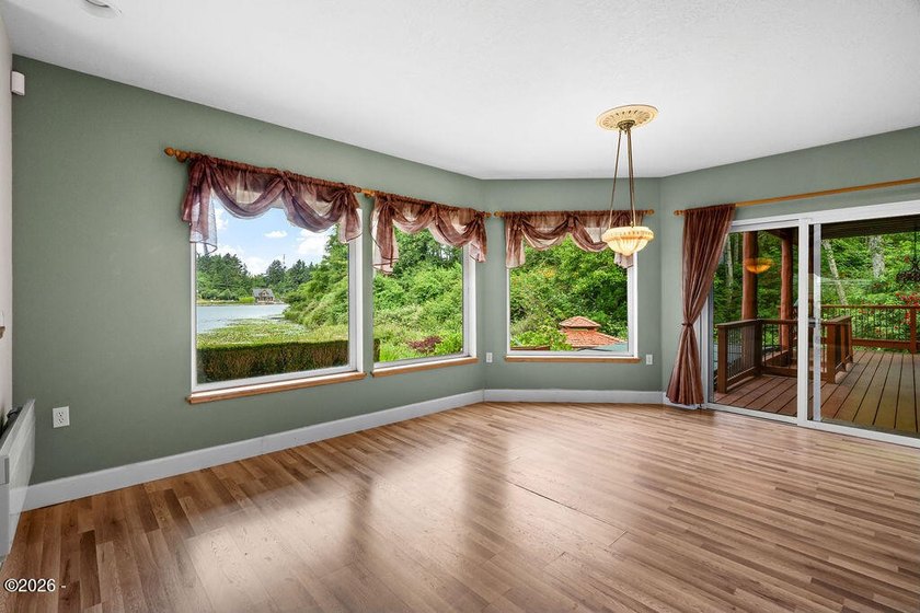 Rare, 5 bedroom, universally designed, lakefront, income - photo 9