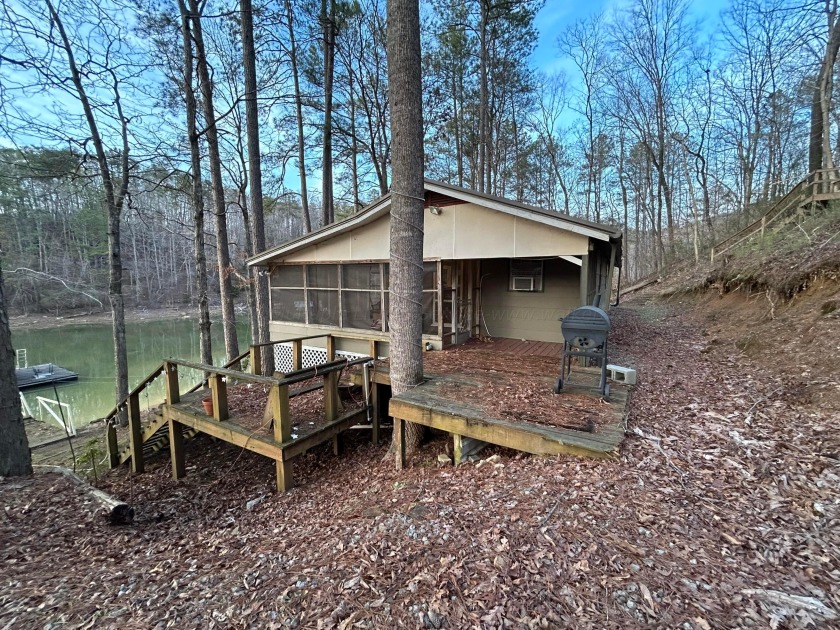 This is a charming cabin on beautiful Smith Lake, built in 1968 - photo 3