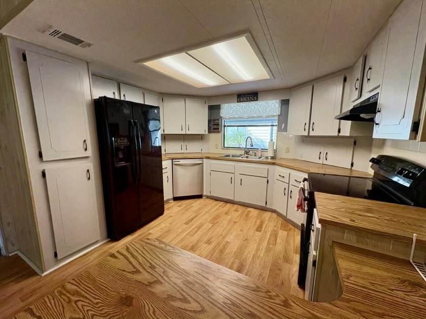 ACCEPTING BACK UP OFFERS! Lake front home with beautiful views - photo 2