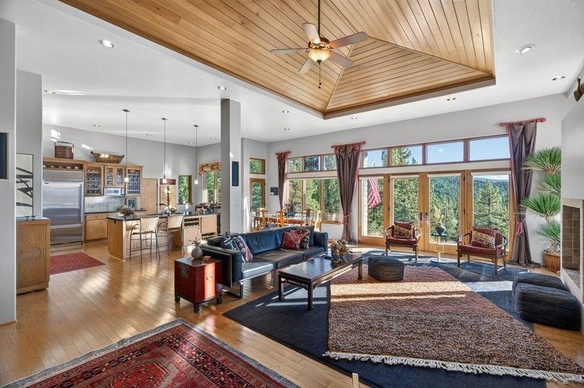 A Lifestyle Like No Other! Timeless mountain living awaits at - photo 5