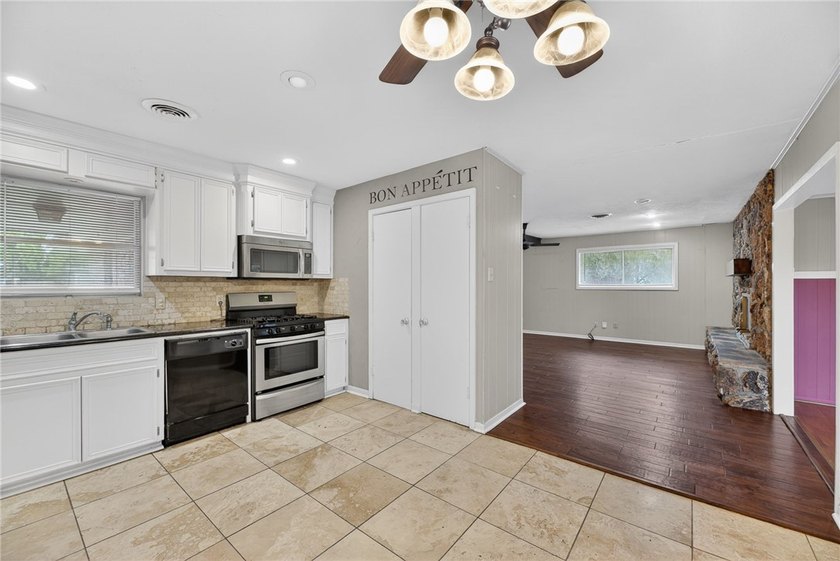 Charming and conveniently located, this 2-bedroom, 1.5-bathroom - photo 11