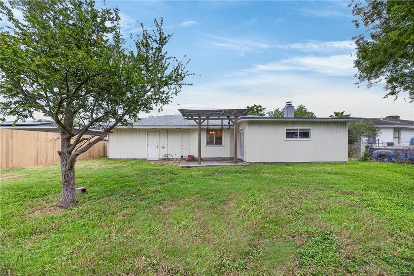 Charming and conveniently located, this 2-bedroom, 1.5-bathroom - photo 18