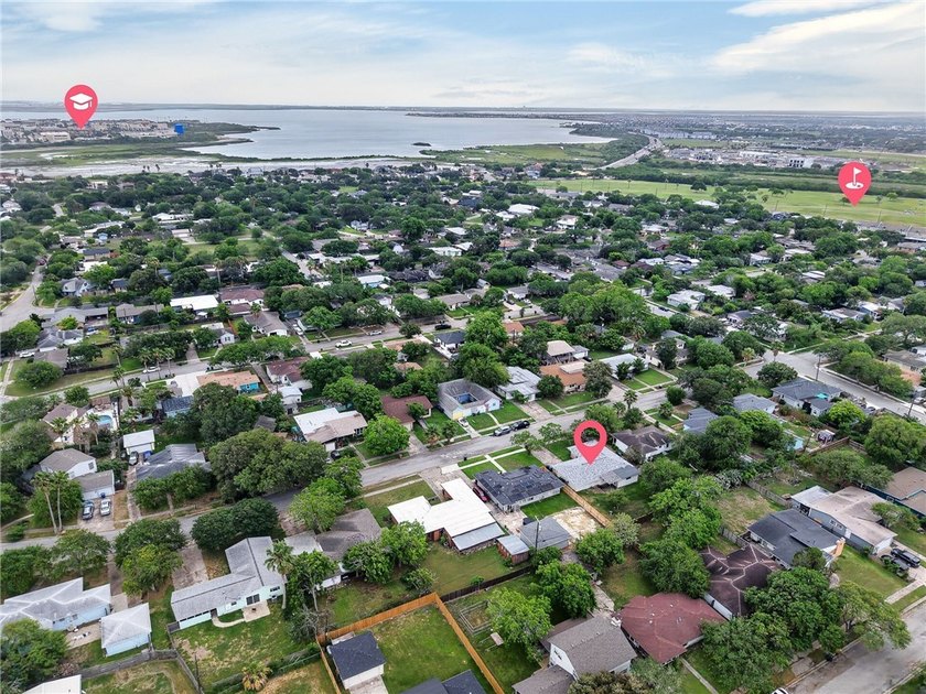 Charming and conveniently located, this 2-bedroom, 1.5-bathroom - photo 21