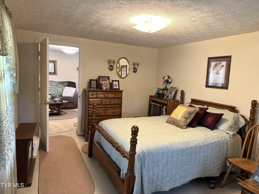 Welcome home to this well-maintained and move-in-ready property - photo 22